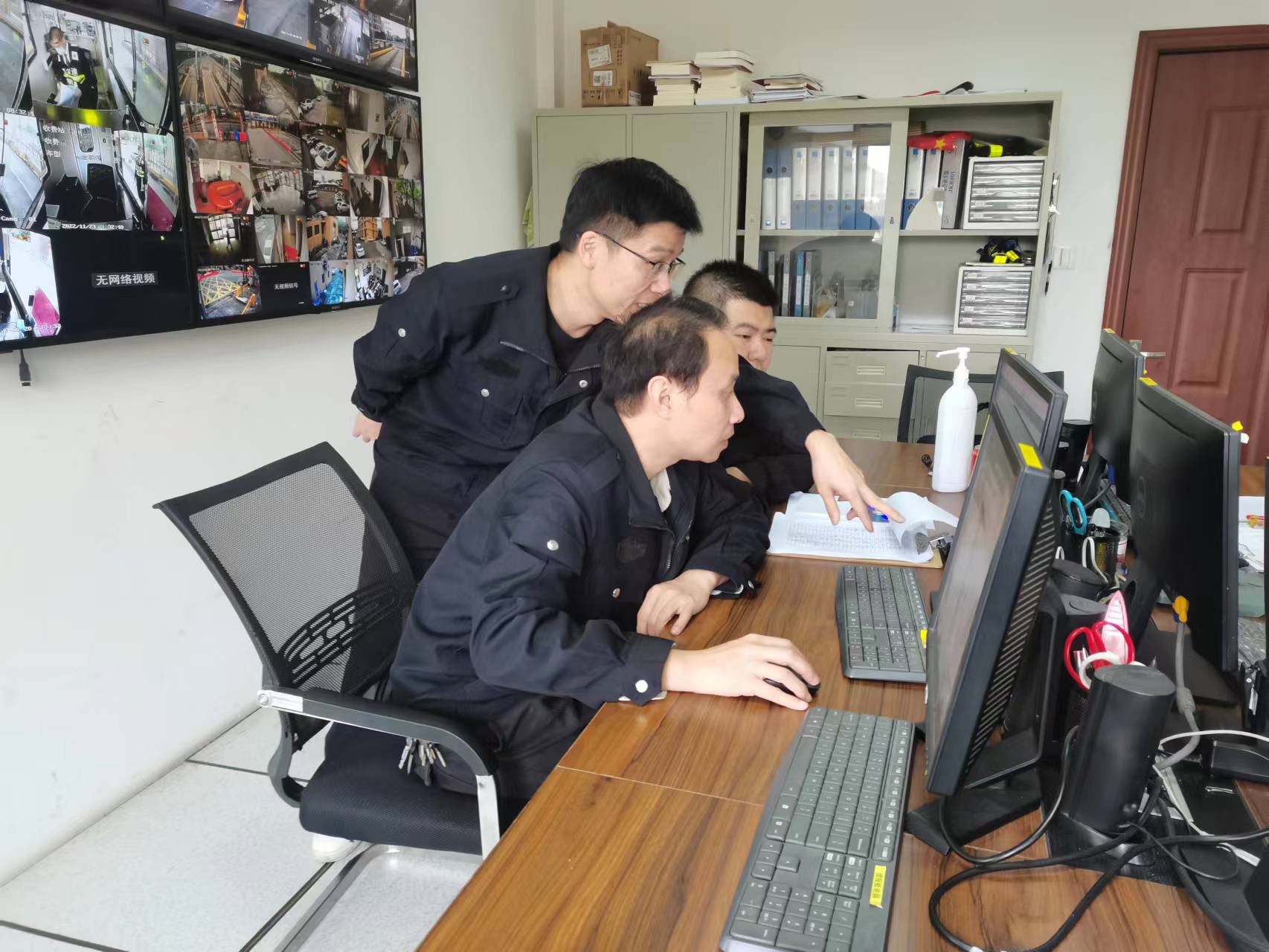 1669189335112785.jpg 圖為工作人員對內(nèi)網(wǎng)計算機(jī)安裝新殺毒軟件.jpg